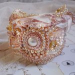 Bracciale in polvere di riso ricamato con perle d'acqua dolce, perle, perline e cristalli Swarovski.